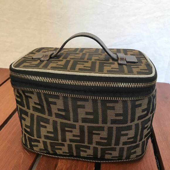 Womens fendi makeup case/travel bag - Picture 2 of 7